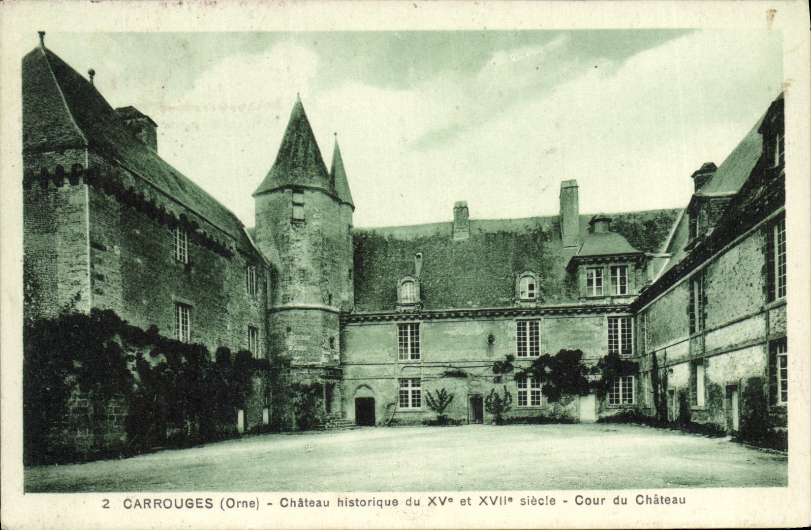 CPA Carrouges Chateau Historique Cour du chateau 