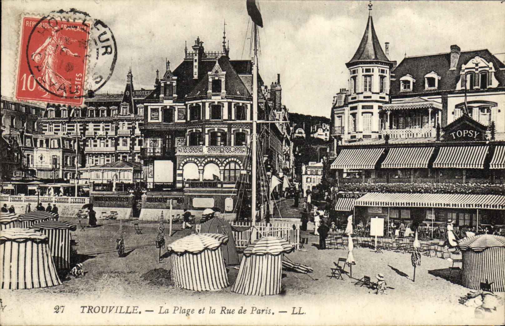 POSTAL Trouville de la VENDIMIA la playa y la calle de apuestas