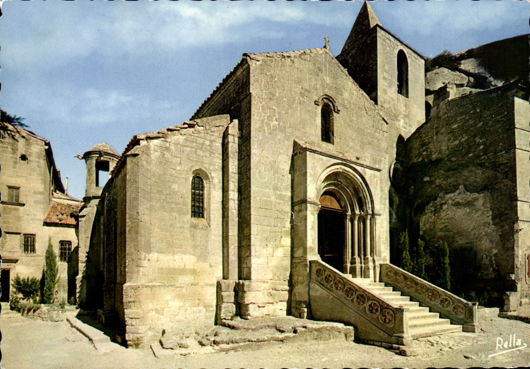 CPM La Provence Les Baux L'eglise Saint Vincent Lanterne des morts