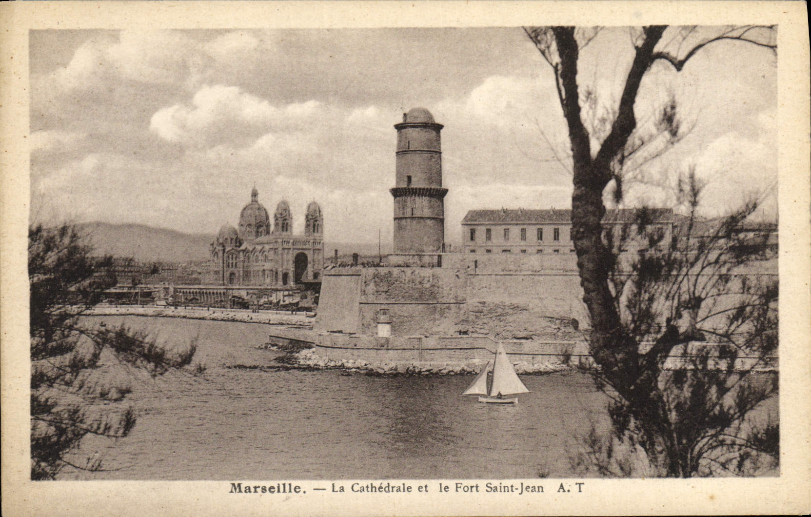 CPA Marseille La cathedrale et le Fort Saint Jean