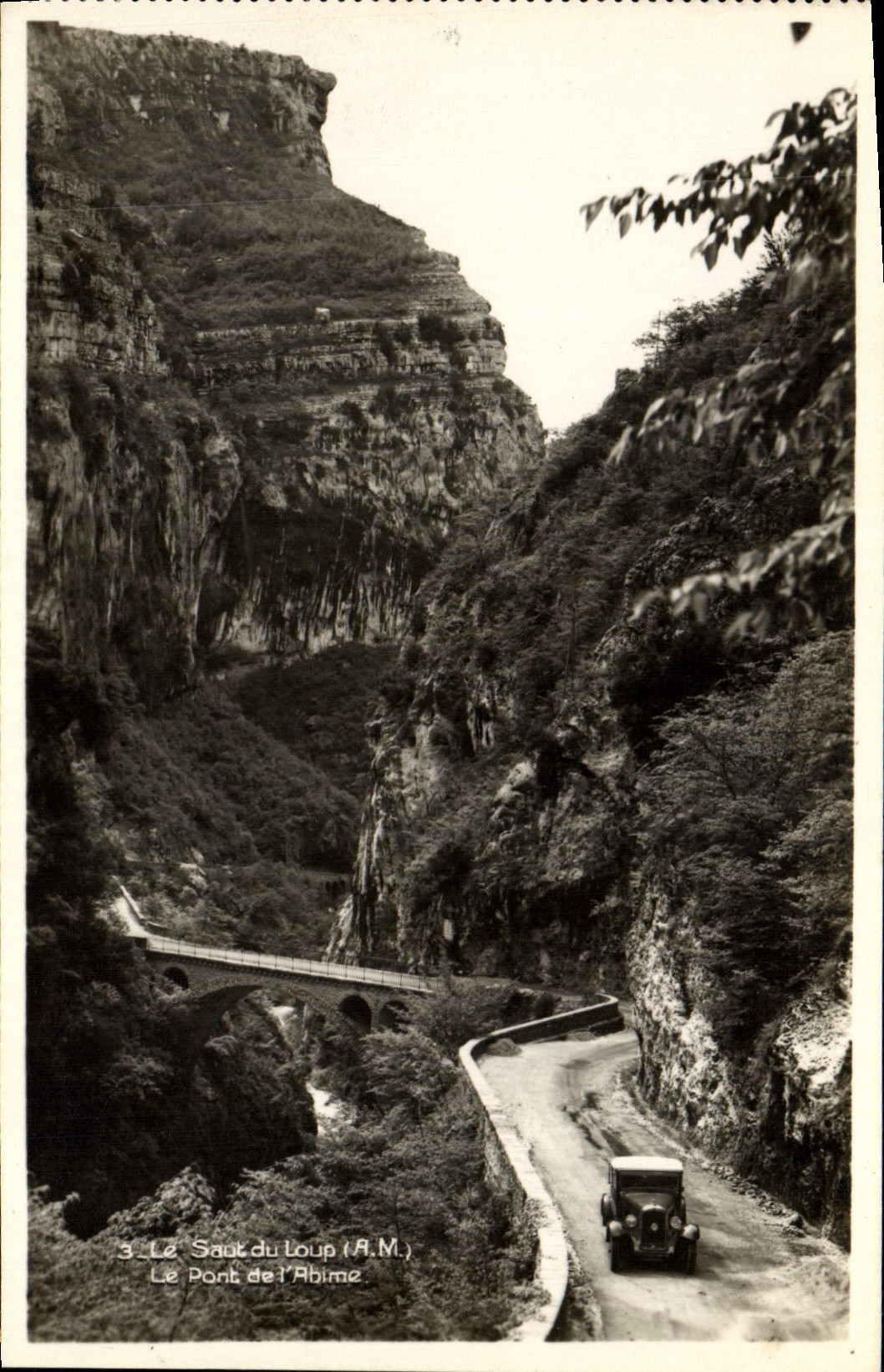 CPA Le Saut du Loup Le pont de l'abime Automobile