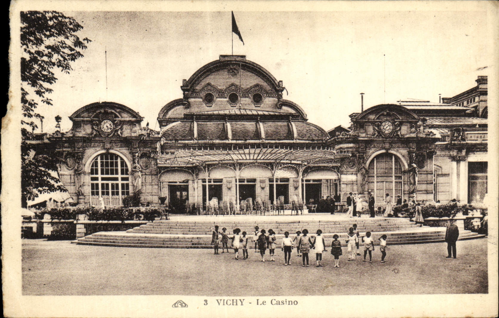 VINTAGE POSTCARD Vichy the Casino Children