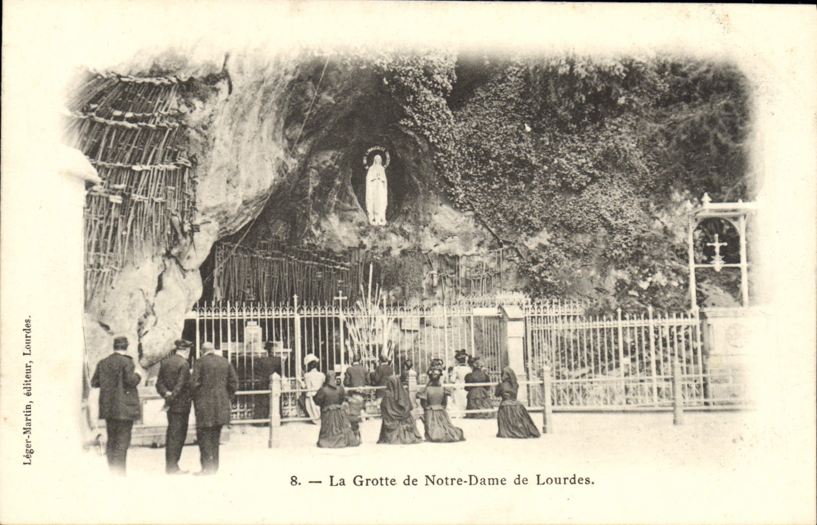 VINTAGE POSTCARD the Cave Of Notre Dame De Lourdes
