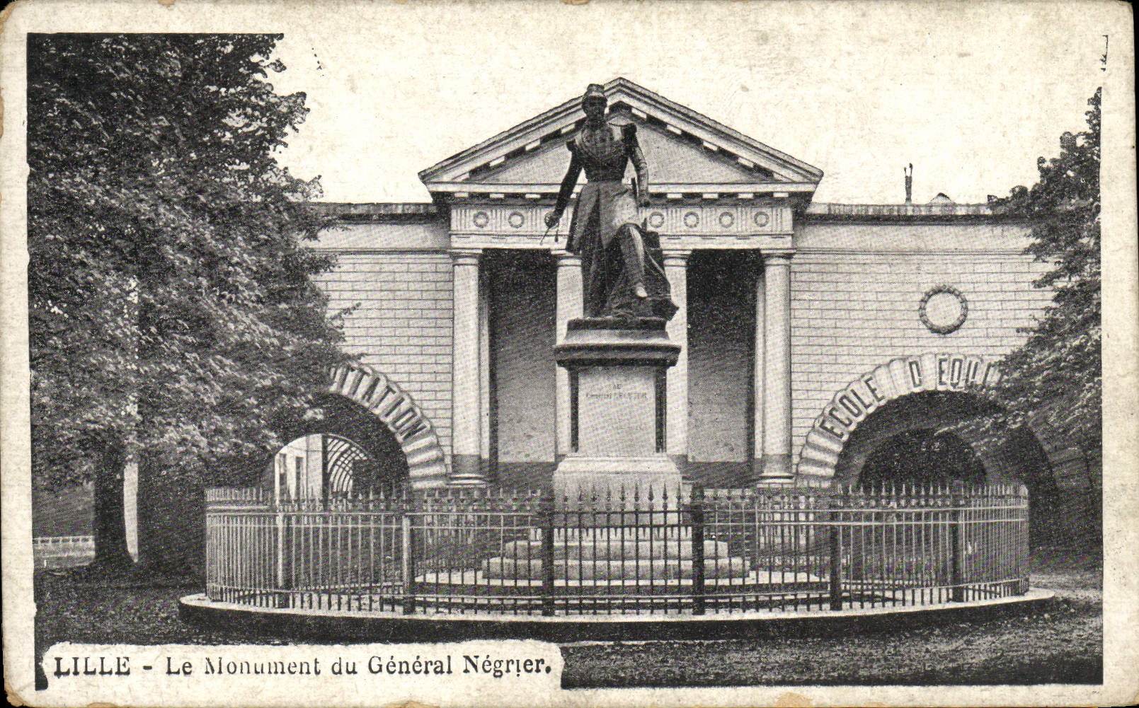 VINTAGE POSTCARD Lille the Monument Of the General Slave trader