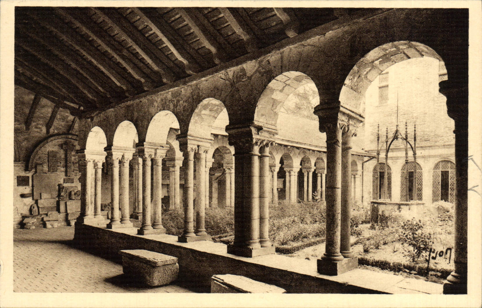 CPA Angers Musee Saint Jean Le cloitre