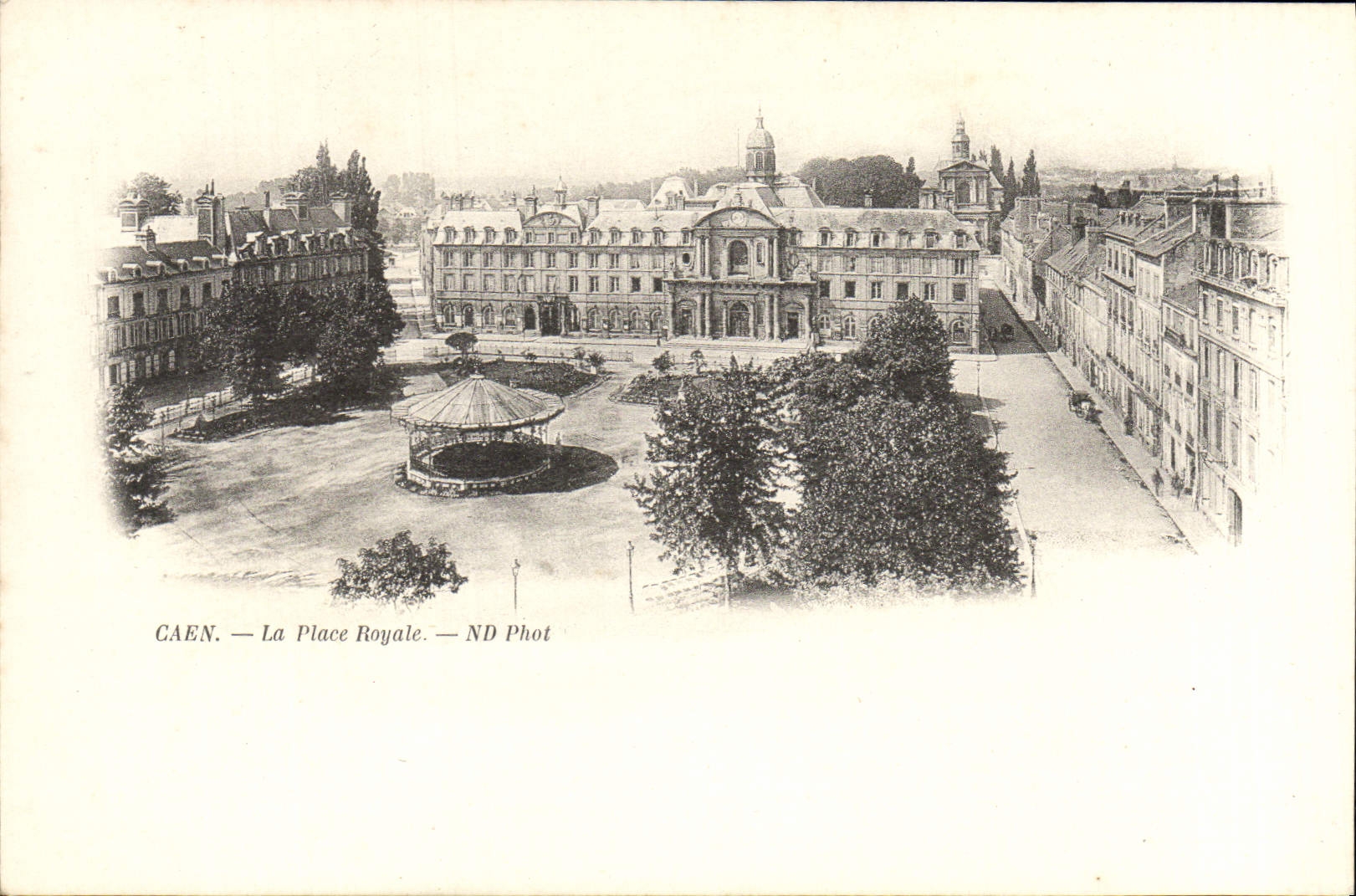 CPA Caen La place royale Kiosque
