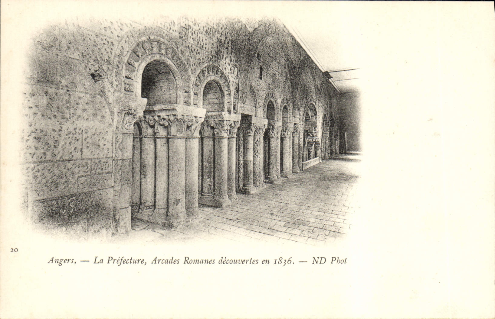 CPA Angers La Prefecture Arcades Romanes