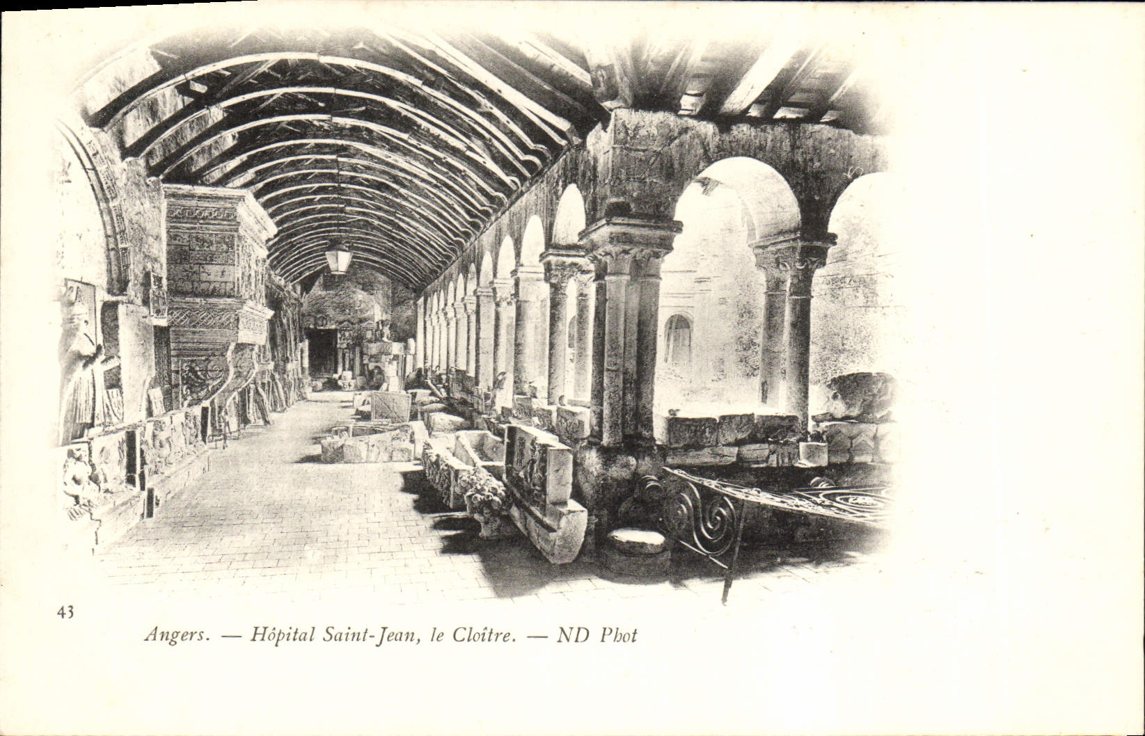 La POSTAL de la VENDIMIA encoleriza el hospital santo Jean el claustro