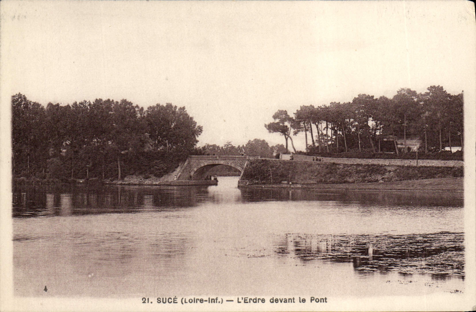 La POSTAL Erdre de la VENDIMIA aspira delante del puente