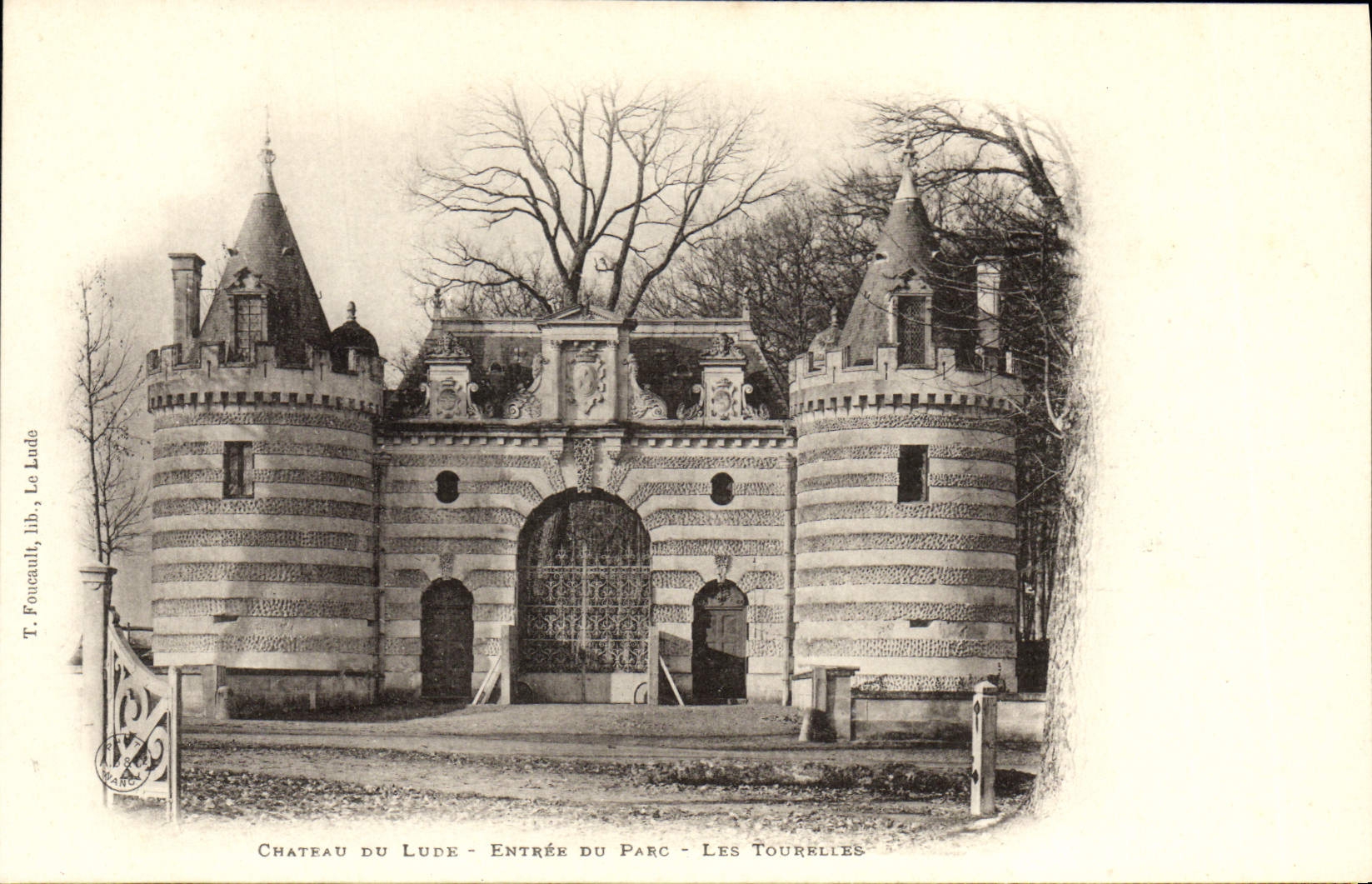 VINTAGE POSTCARD Castle of Lude Entered of the park turrets