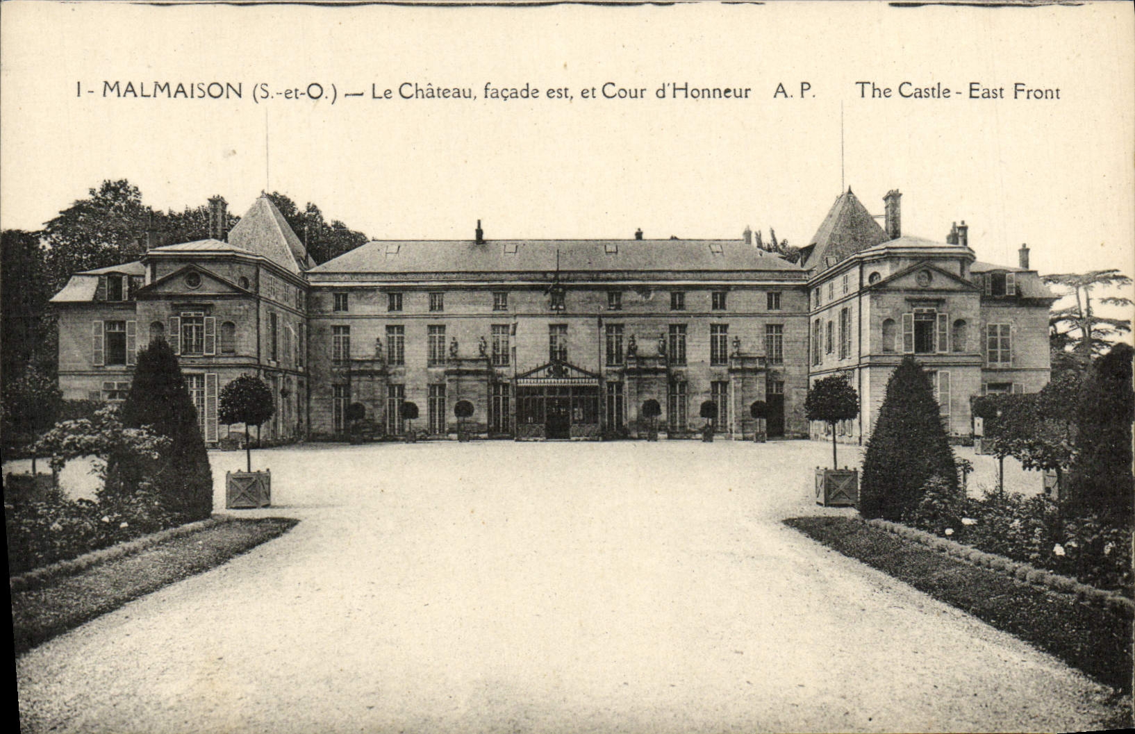 CPA Malmaison Le Chateau Facade Est La cour d'honneur