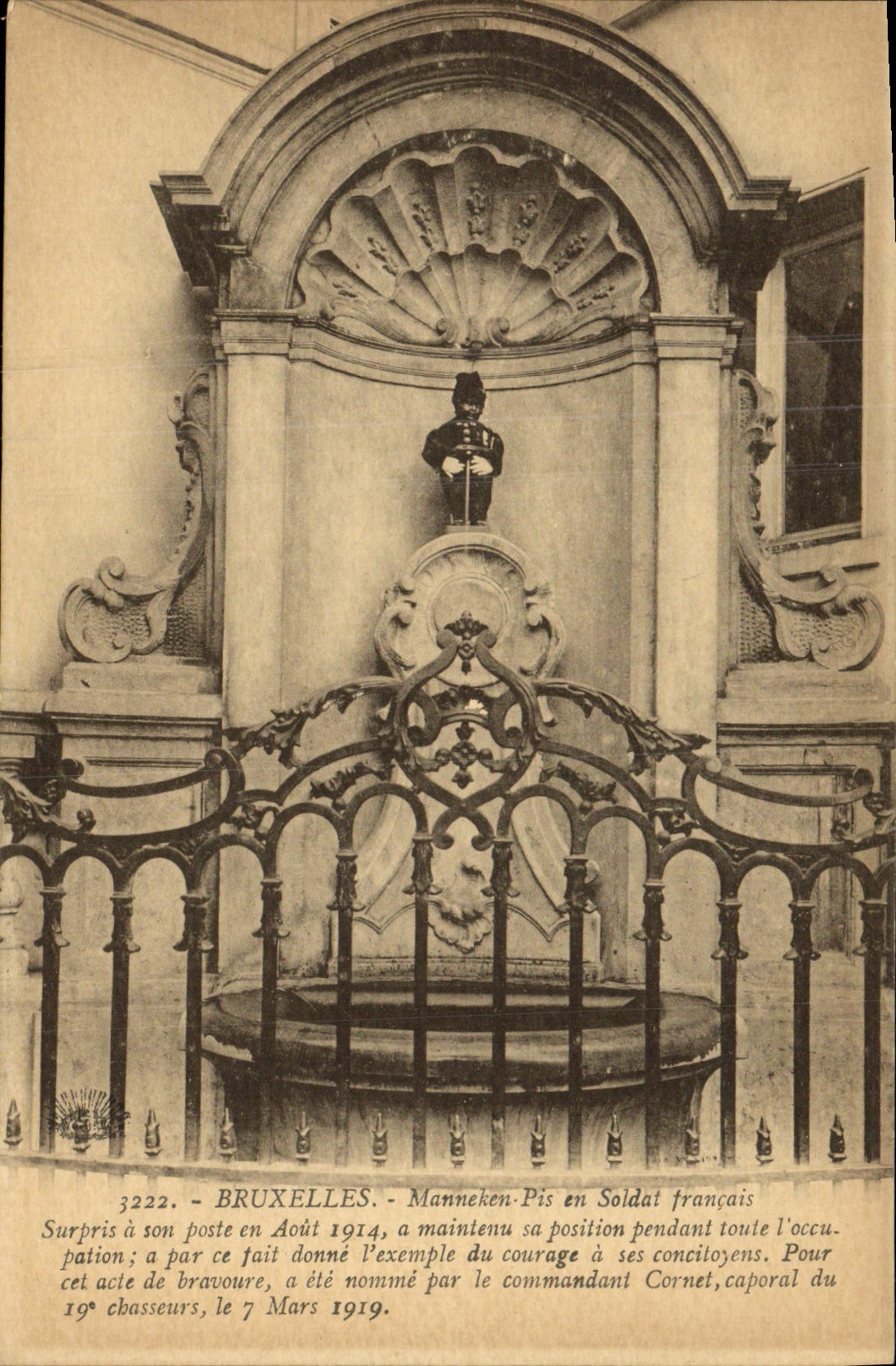 VINTAGE POSTCARD Brussels Manneken Worse As a French Soldier