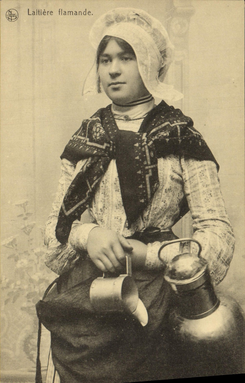 CPA Laitiere Flamande Folklore costume