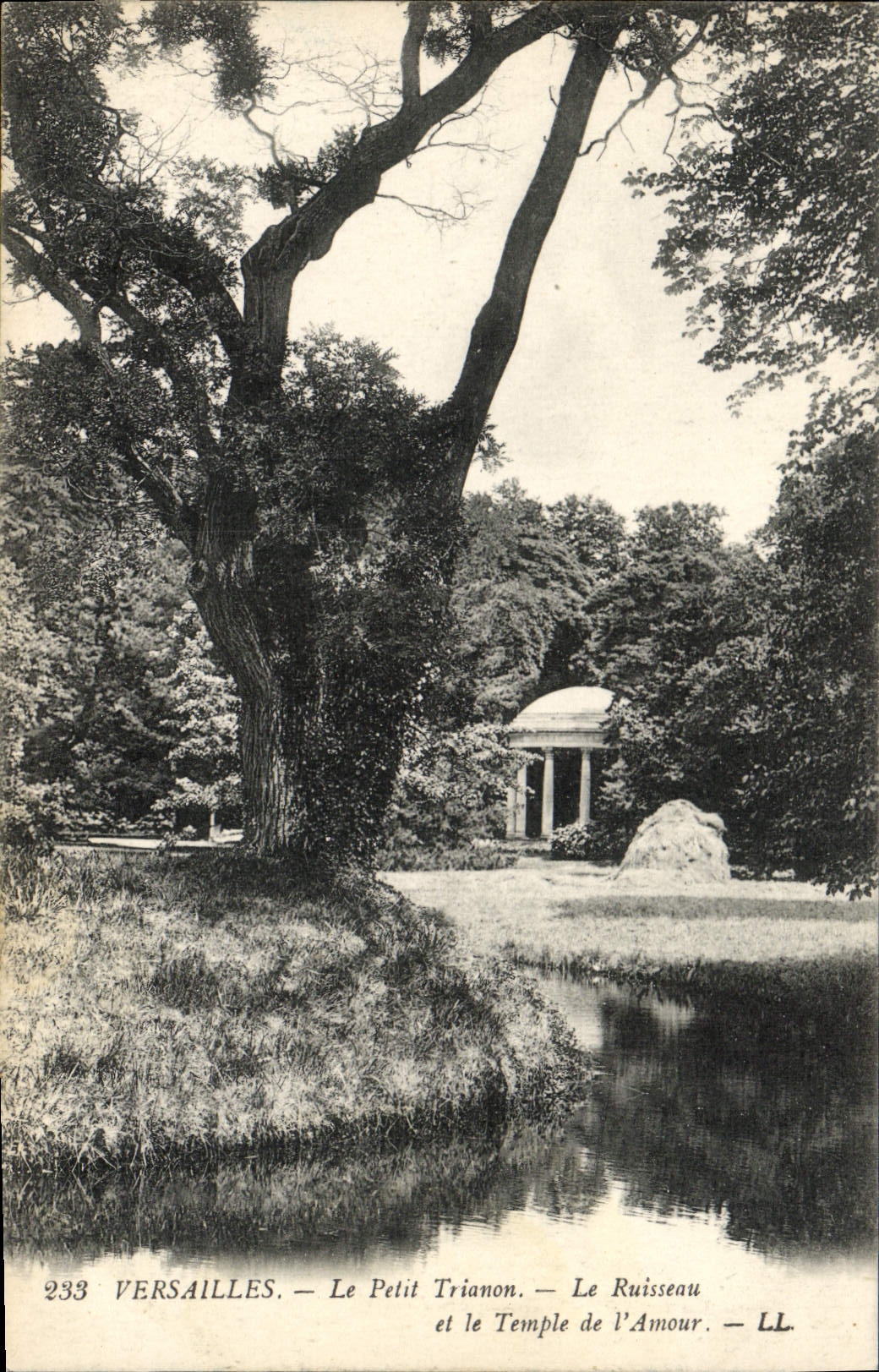 VINTAGE POSTCARD Versailles Small Trianon the Brook And the Temple Of the Love