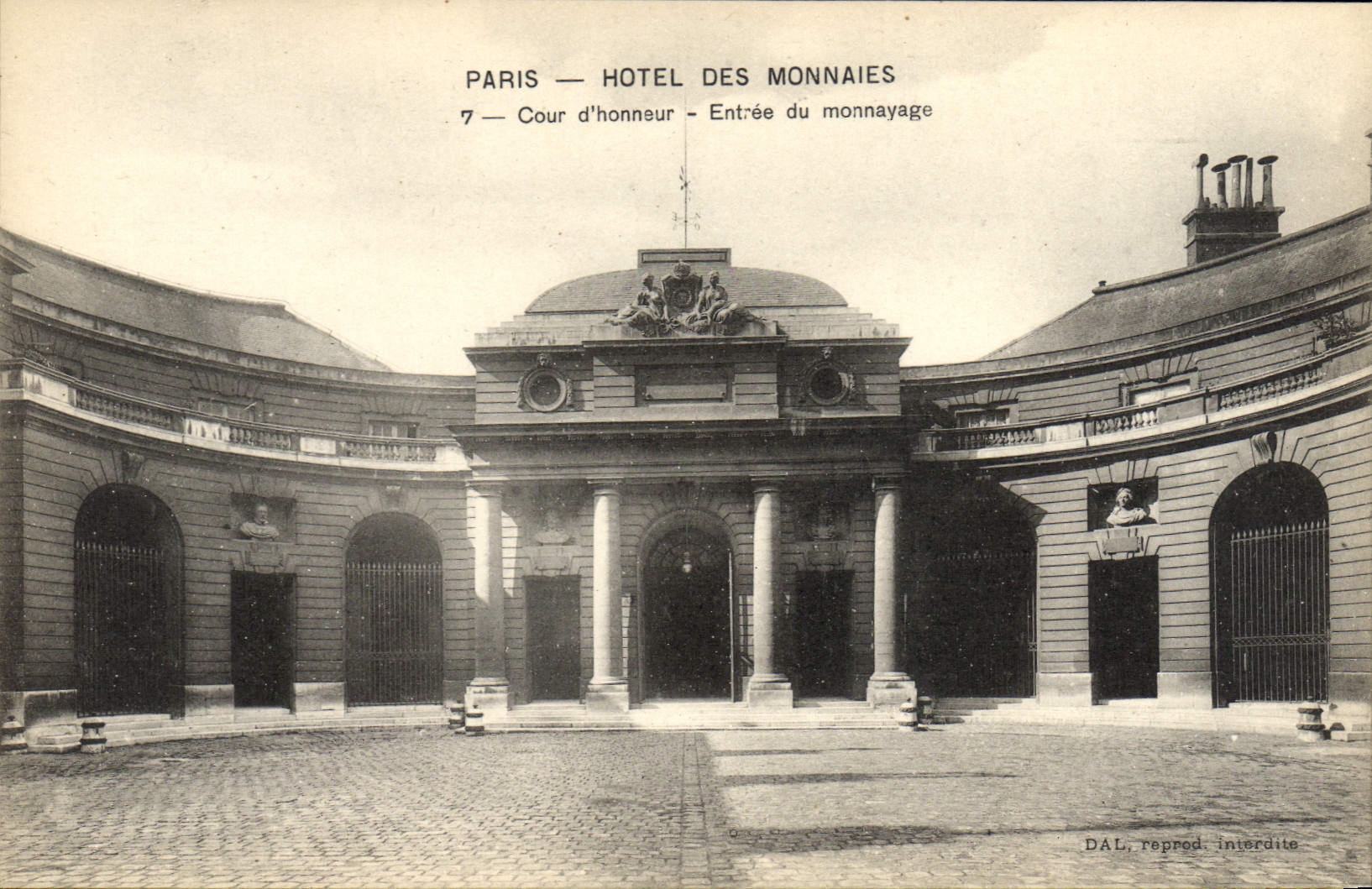 CPA Paris Hotel Des Monnaies Cour d'Honneur Entree Du Monnayage