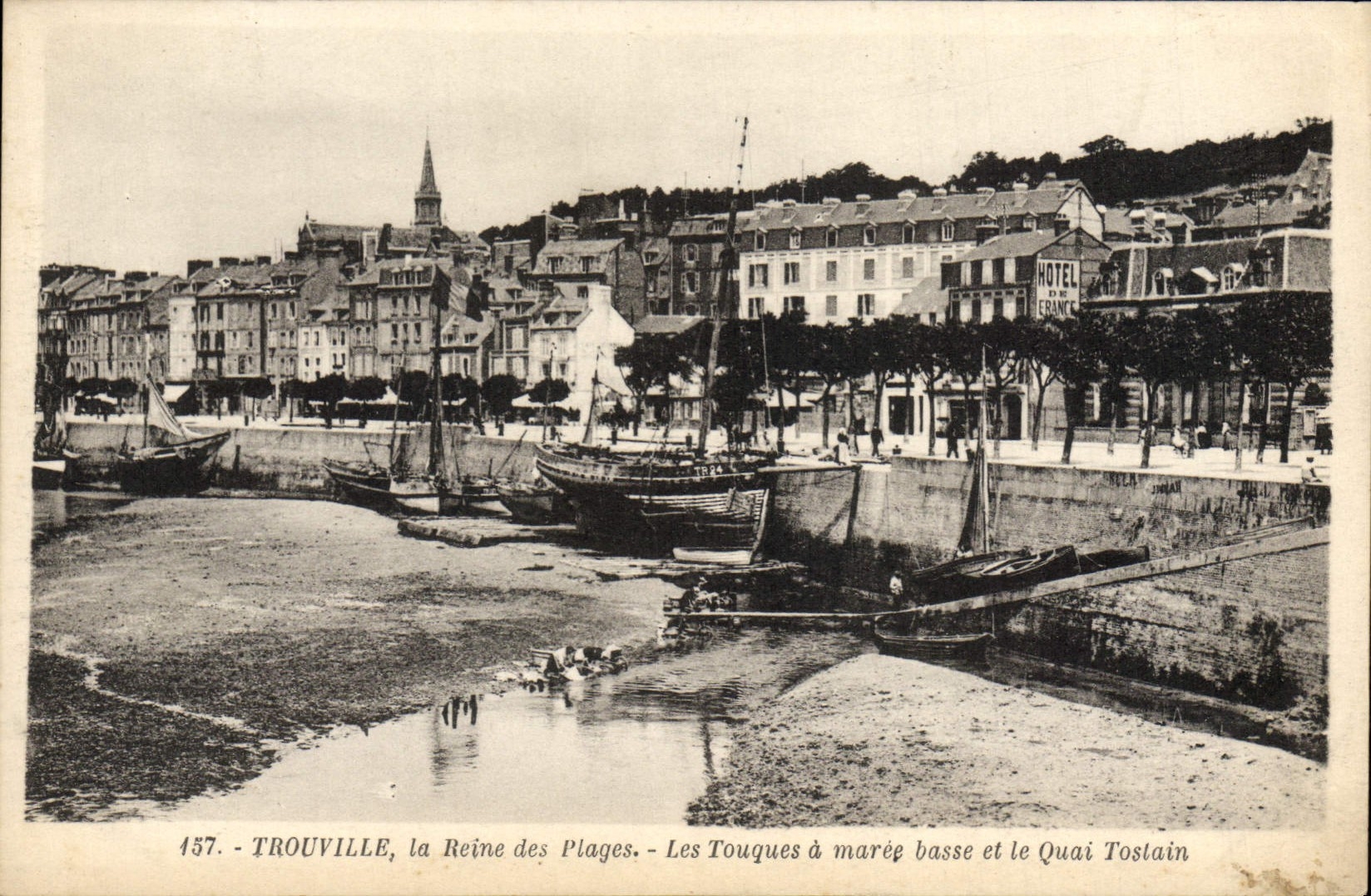 La POSTAL Trouville de la VENDIMIA la reina de las playas los tambores tiene marea baja y los barcos de Quay Tostain