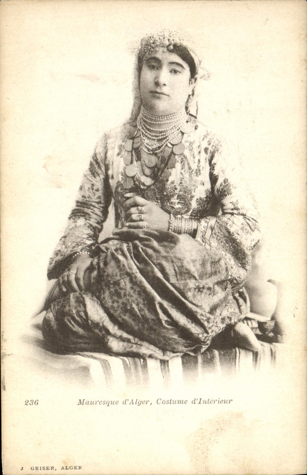 CPA Mauresque d'Alger Costume D'Interieur Folklore