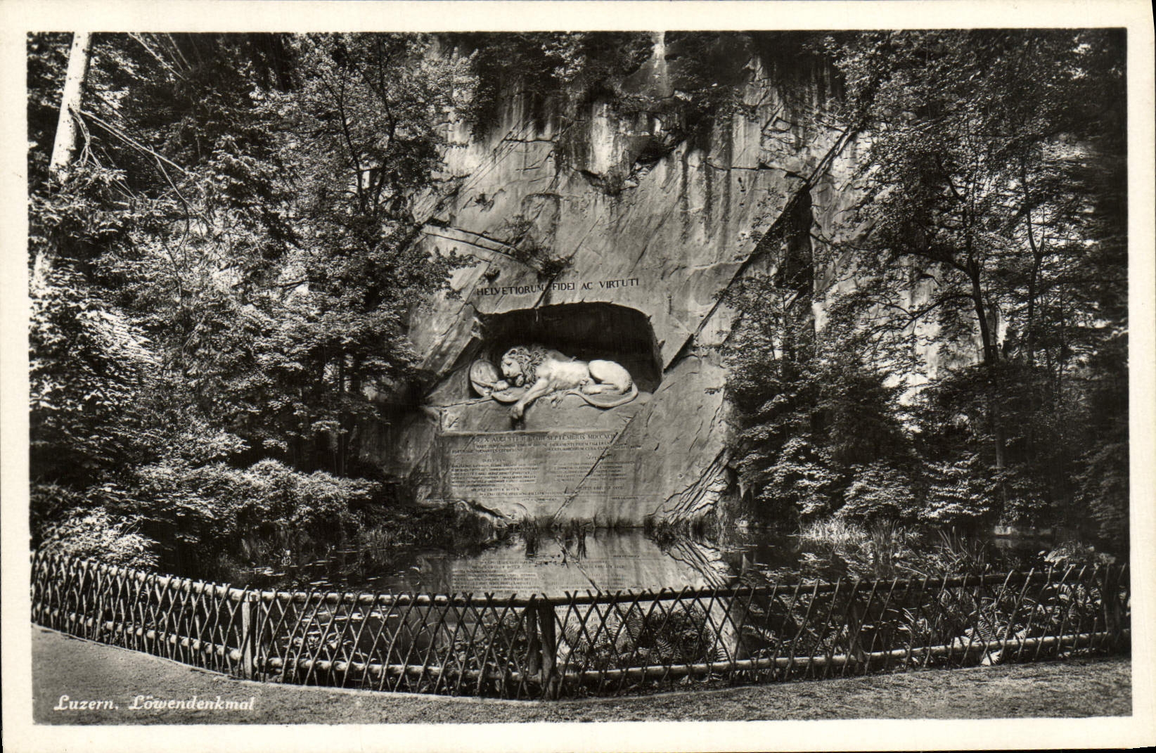 VINTAGE POSTCARD Luzern Lowendenkmal