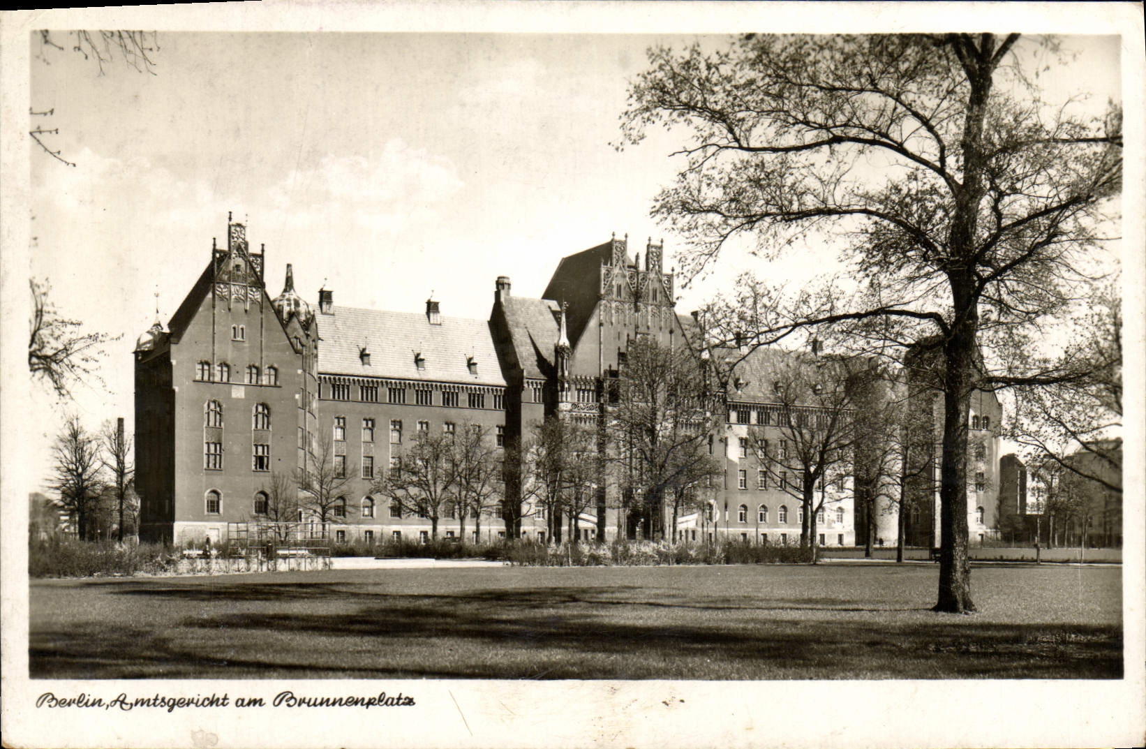 VINTAGE POSTCARD Berlin Amtsgericht Am Brunnenplatz