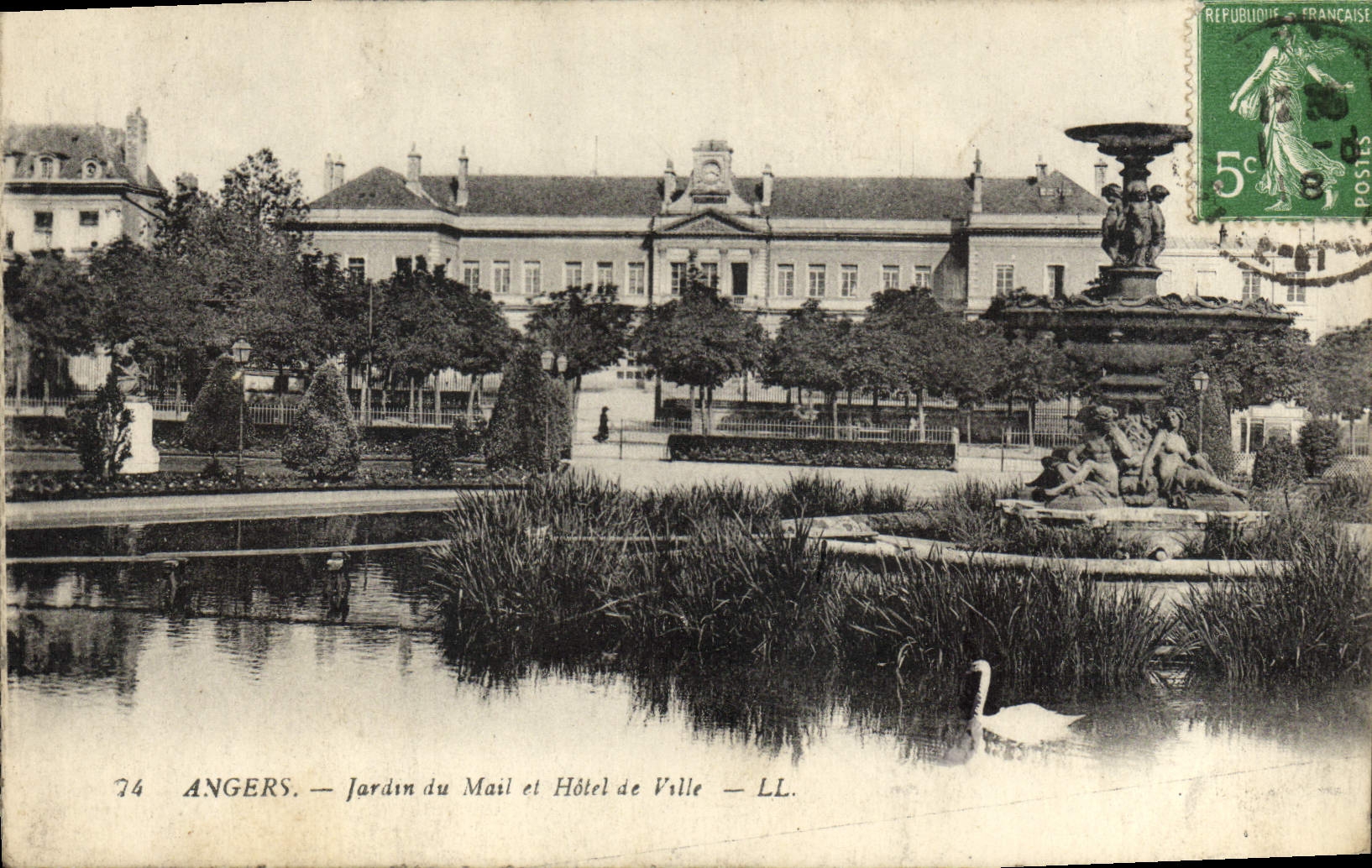 CPA Angers Jardin du Mail et Hotel de Ville