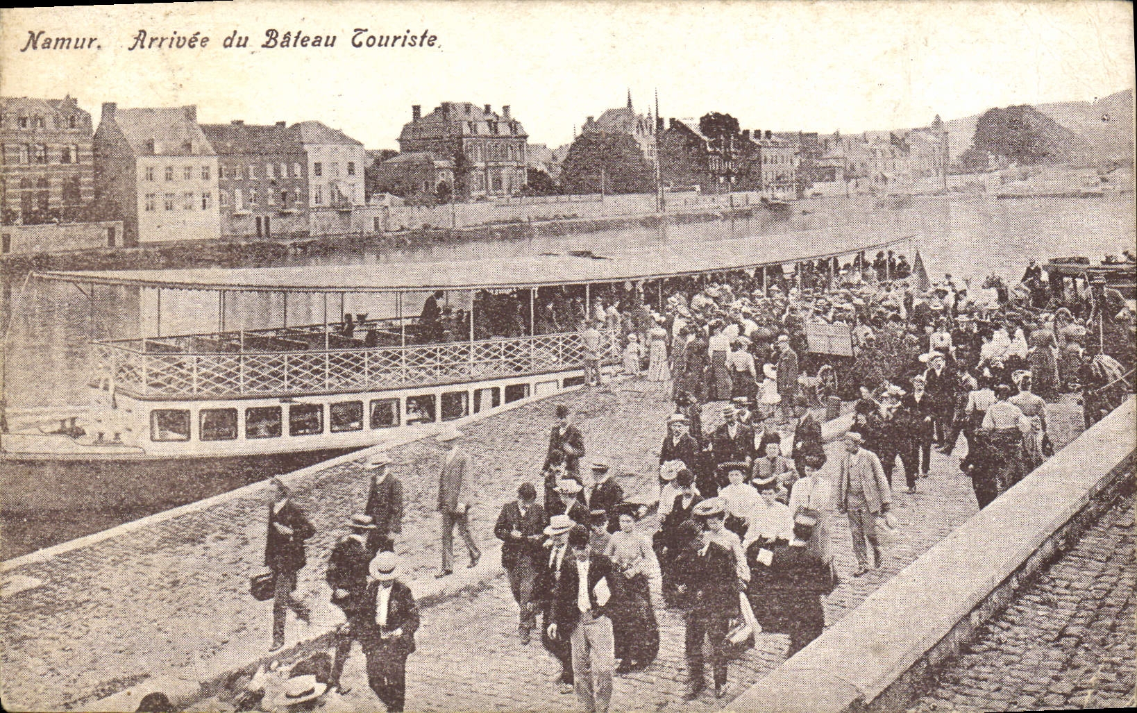 VINTAGE POSTCARD Namur Arrived of Baleau