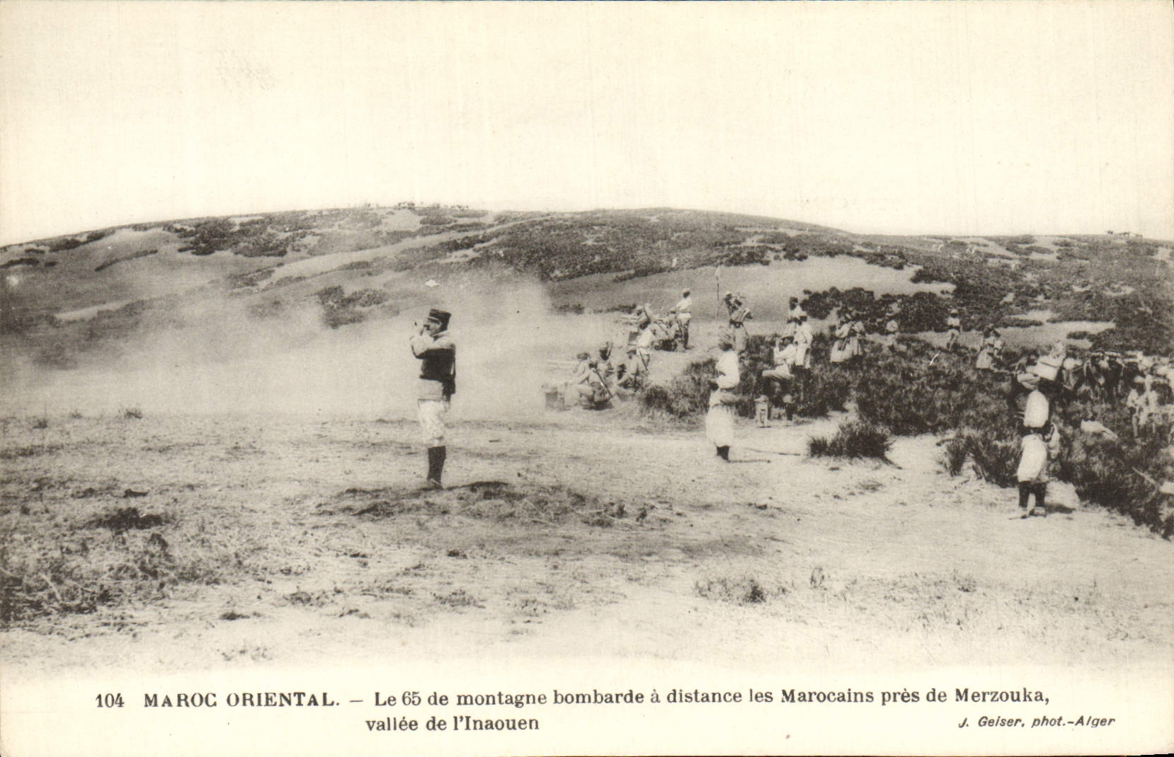 La POSTAL Marruecos Oriental de la VENDIMIA los 65 de bombardea montana remotamente el valle de De Merzouka del cierre de la mujer de Morrocan de Inaouen Militaria