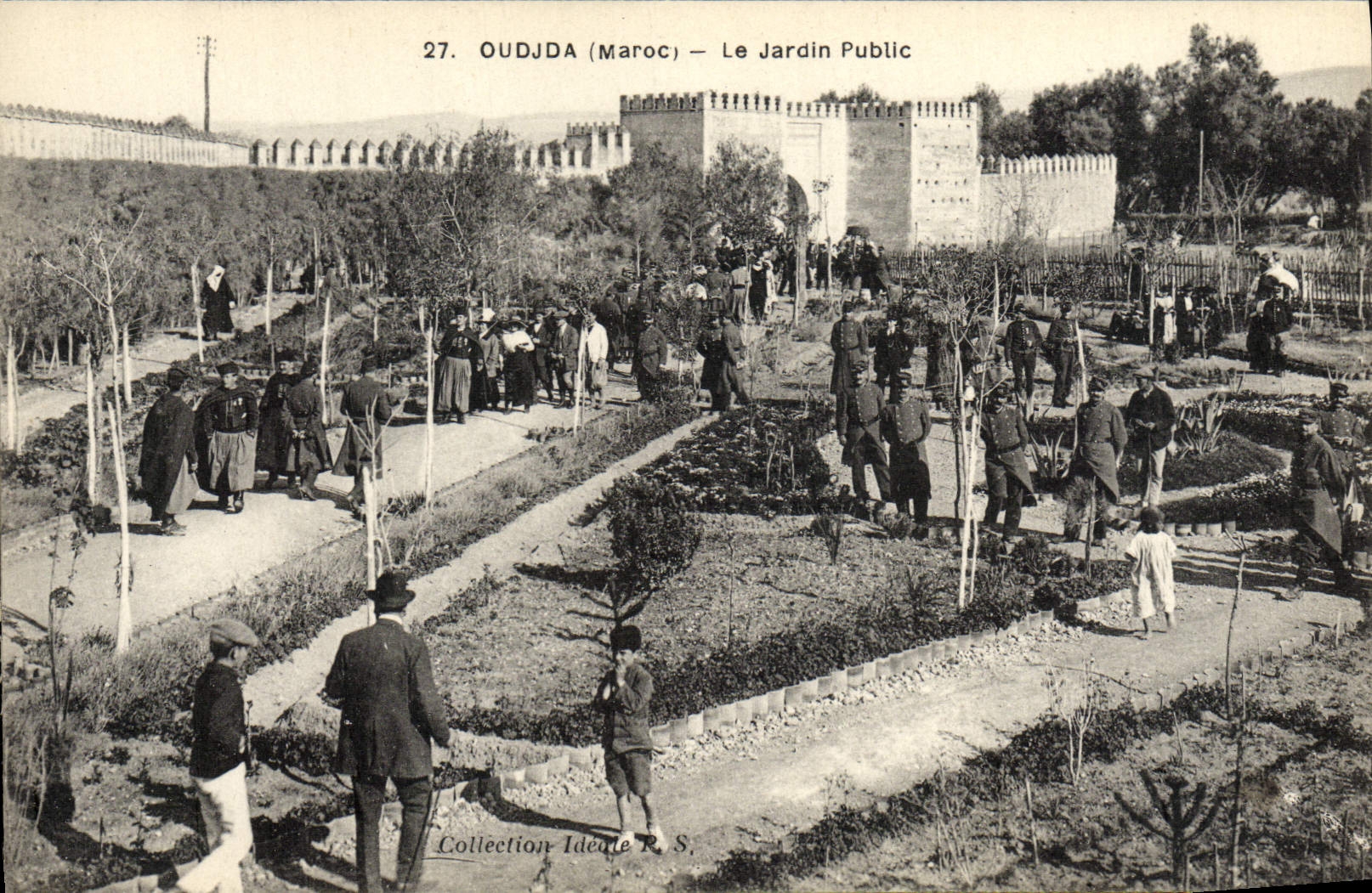 CPA Oudjda Le Jardin Public Militaria