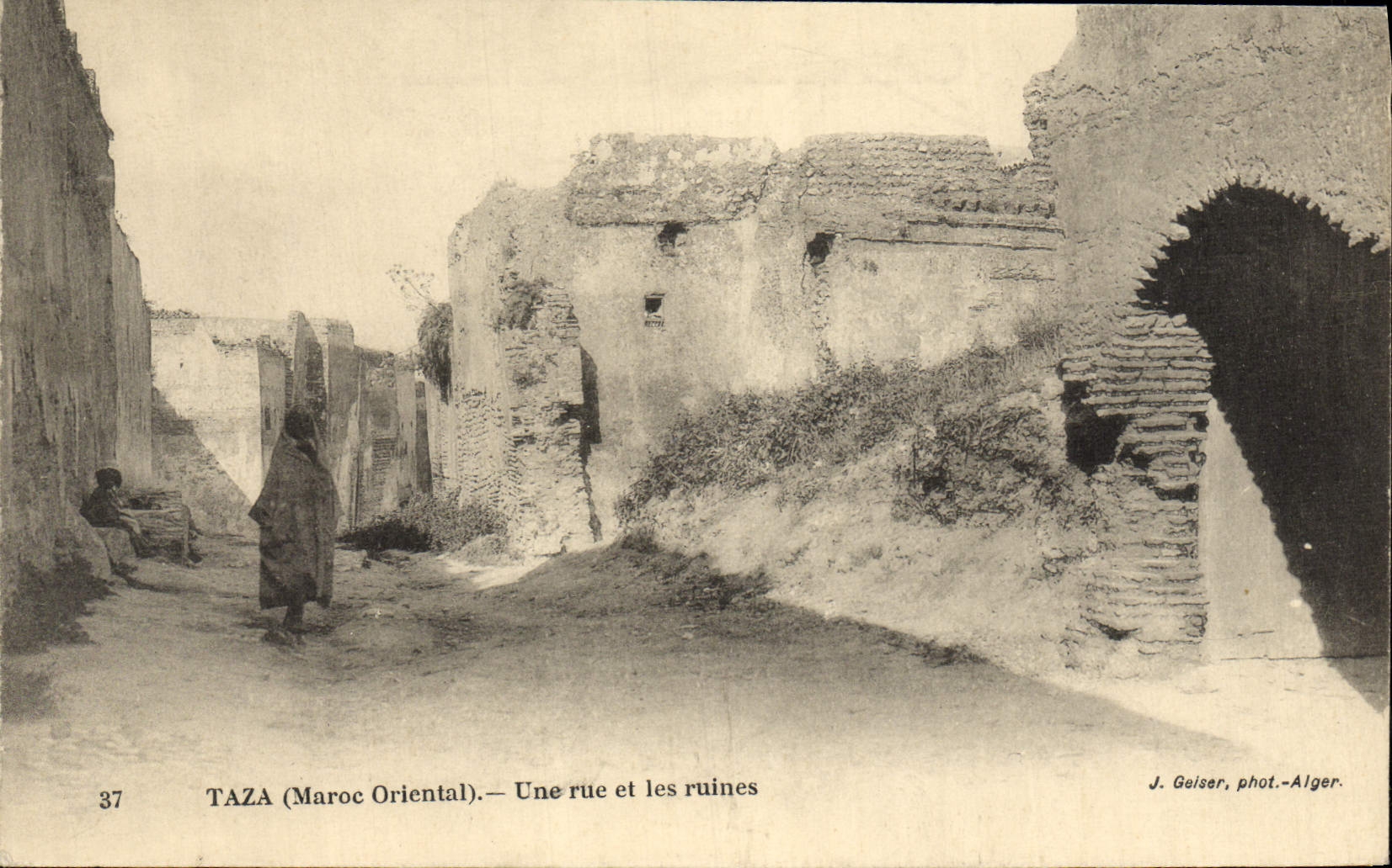 VINTAGE POSTCARD Taza a Street And Ruins