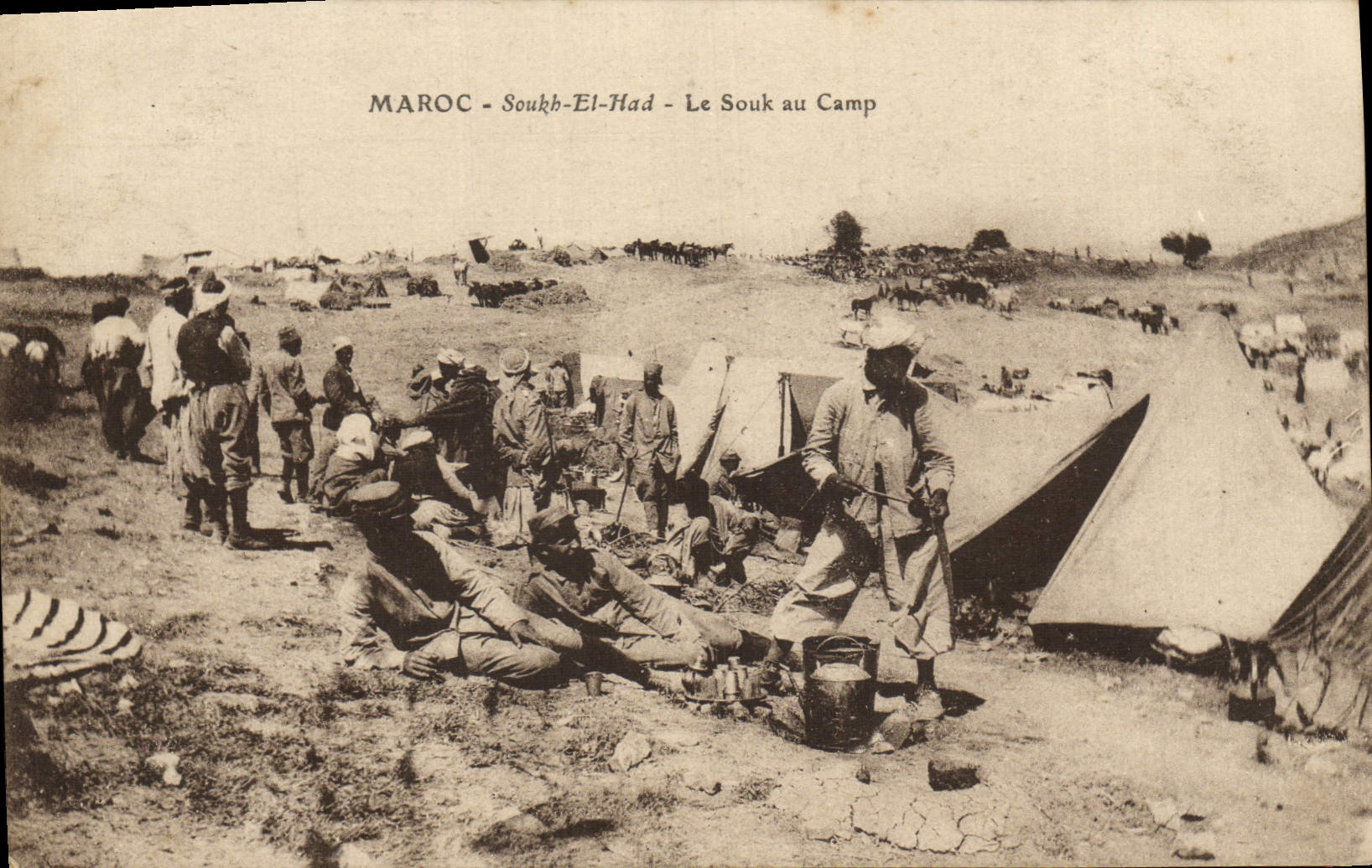 El EL de Marruecos Soubb de la POSTAL de la VENDIMIA tenía el Souk con el campo de Militaria