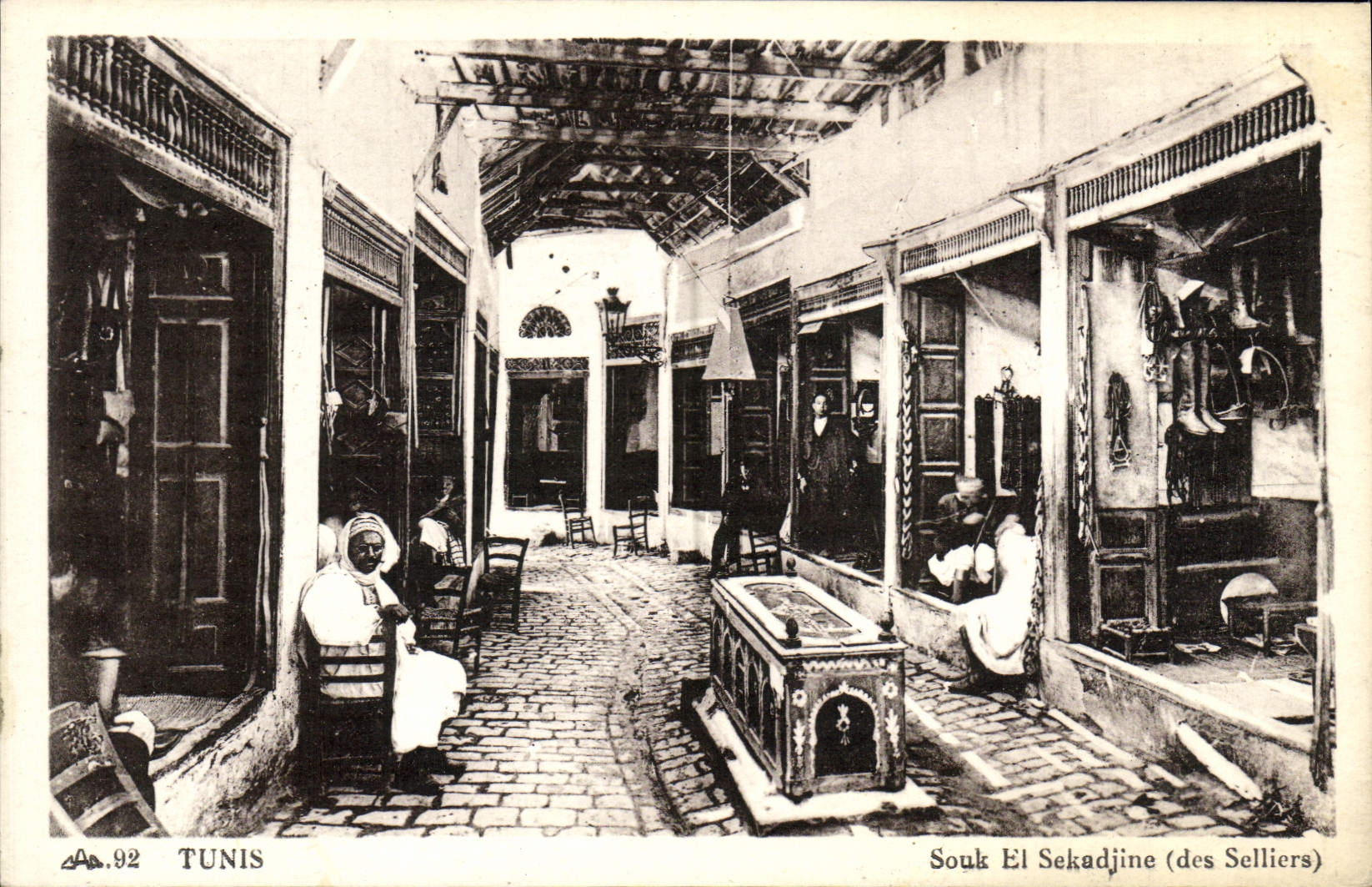 EL Sekadjine de Túnez Souk de la POSTAL de la VENDIMIA de los saddlers