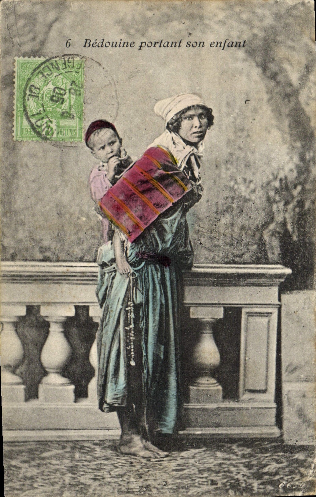 Beduino de la POSTAL de la VENDIMIA que lleva a su niño