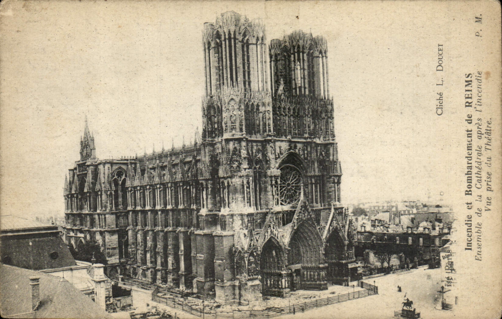 CPA Incendie Et Bombardement De Reims Ensemble De La Cathedrale Apres l'Incendie Vue Prise Du Theatre