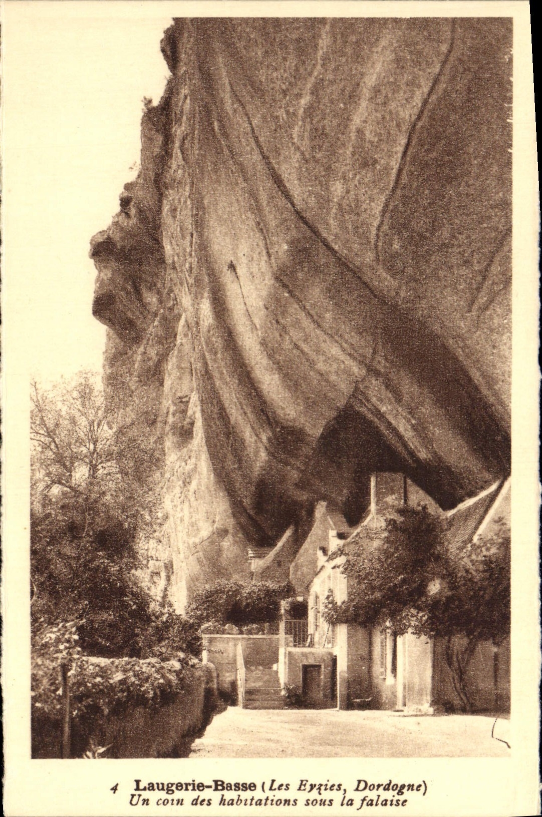 POSTAL Laugerie de la VENDIMIA bajo una esquina de las viviendas debajo del acantilado Eyzies