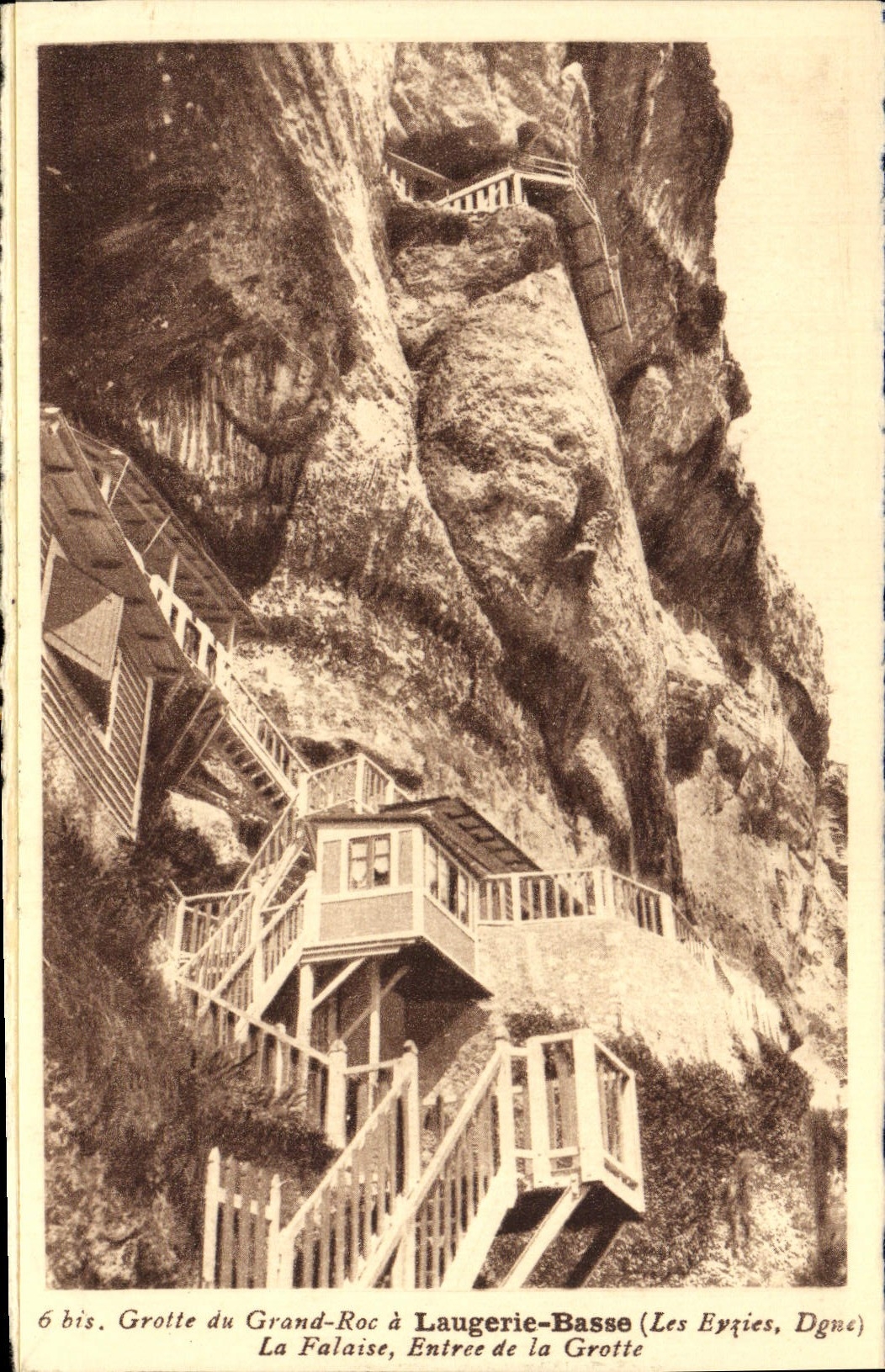 CPA Grotte Du Grand Roc A Laugerie Basse La Falaise Entree De La Grotte Les Eyzies