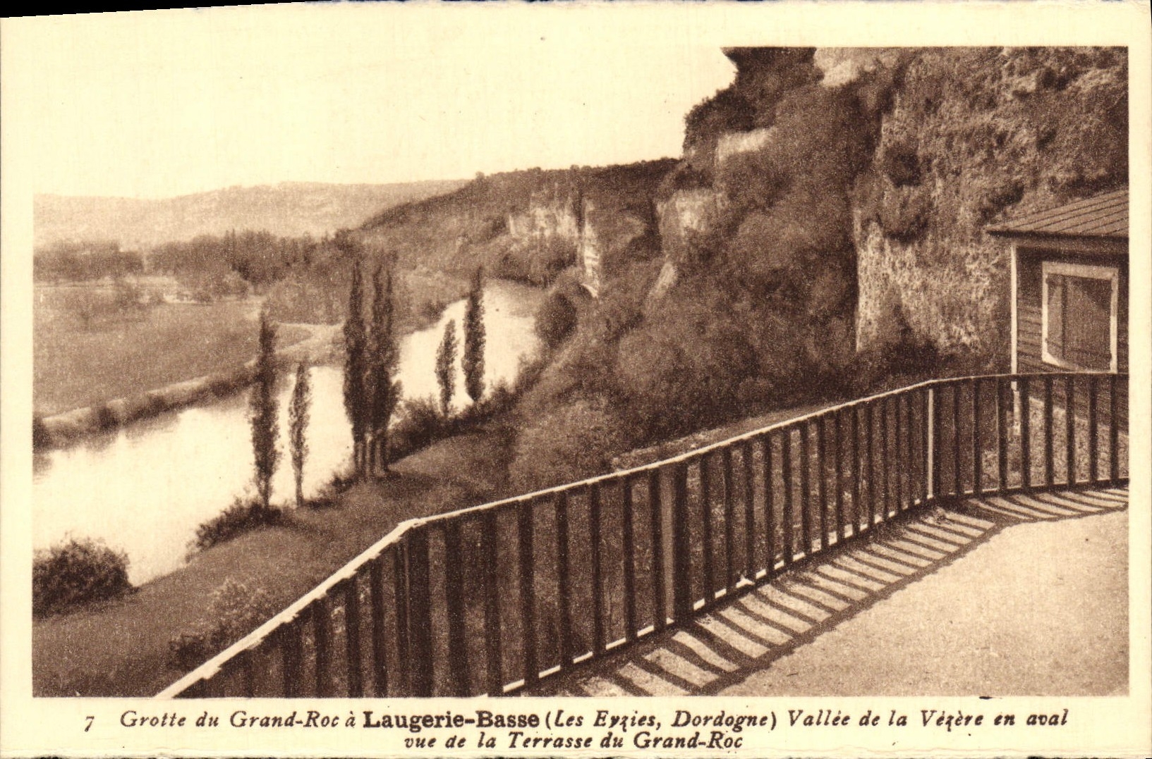 CPA Grotte Du Grand Roc A Laugerie Basse Vallee De La Vezere En Aval Vue De La Terrasse Du Grand Roc Les Eyzies