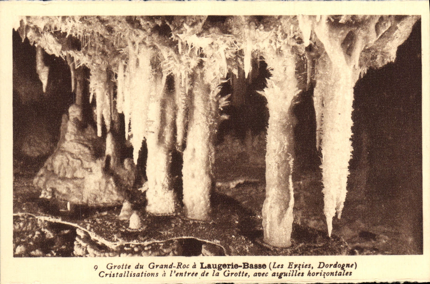 CPA Grotte Du Grand Roc A Laugerie Basse Cristallisations A l'Entree De La Grotte Avec Aiguilles Horizontales
