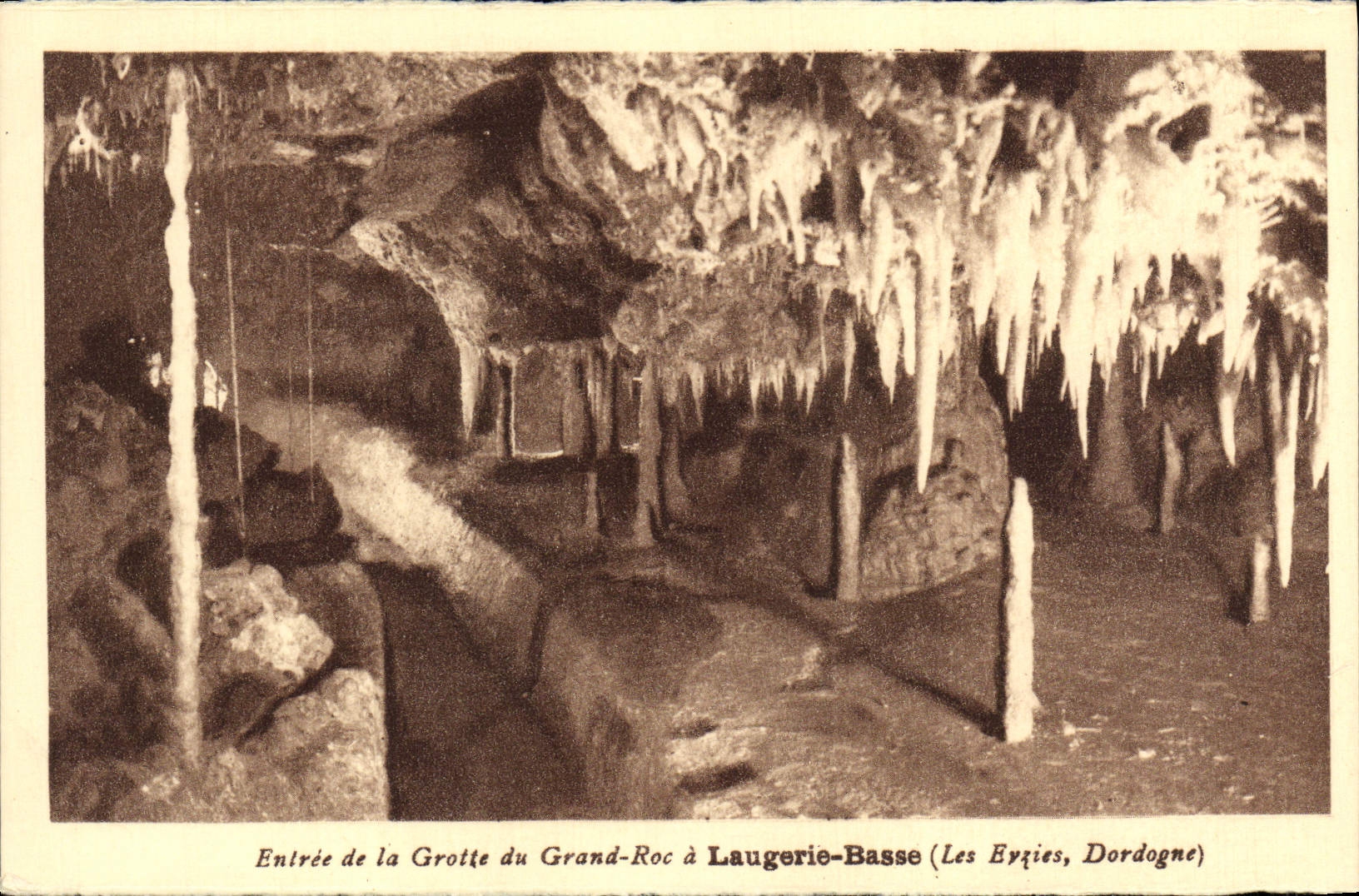CPA Entree De La Grotte Du Grand Roc A Laugerie Basse Les Eyzies