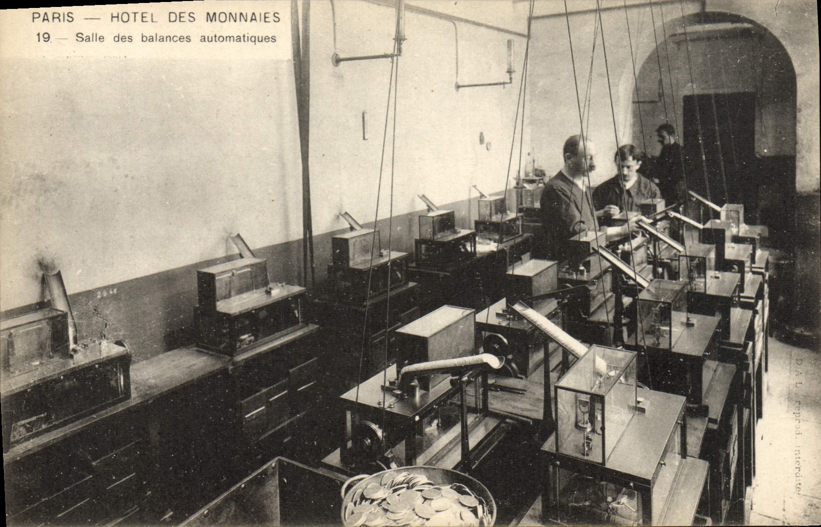 CPA Paris Hotel des Monnaies Salle des balances automatiques 