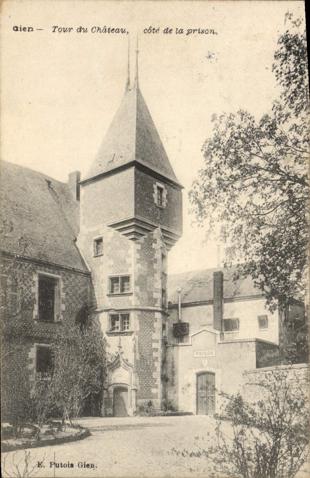 VINTAGE POSTCARD Gien Tour of the Castle dimensions prison