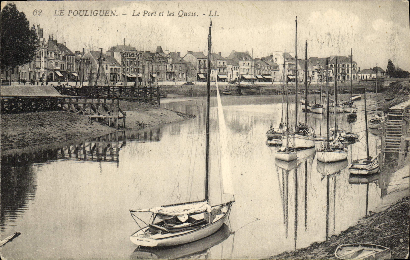 VINTAGE POSTCARD Pouliguen the Port and the Quays Boats