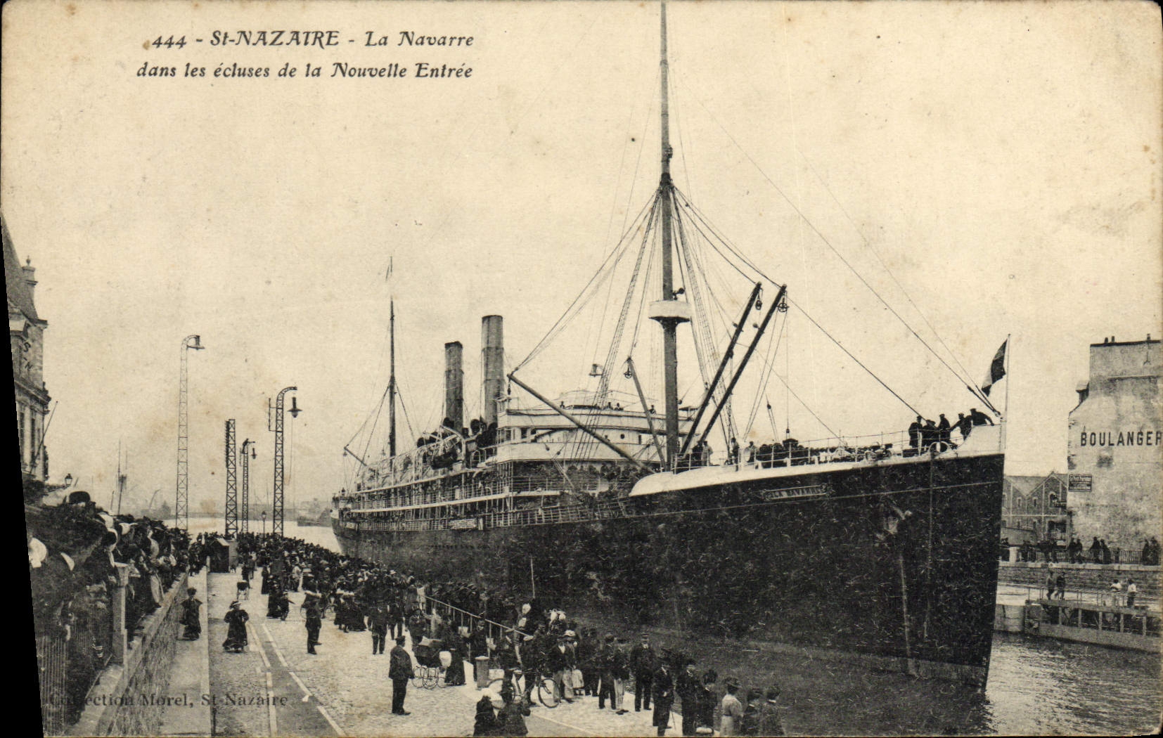 VINTAGE POSTCARD St Nazaire Navarre in the locks of the New Entry Boat