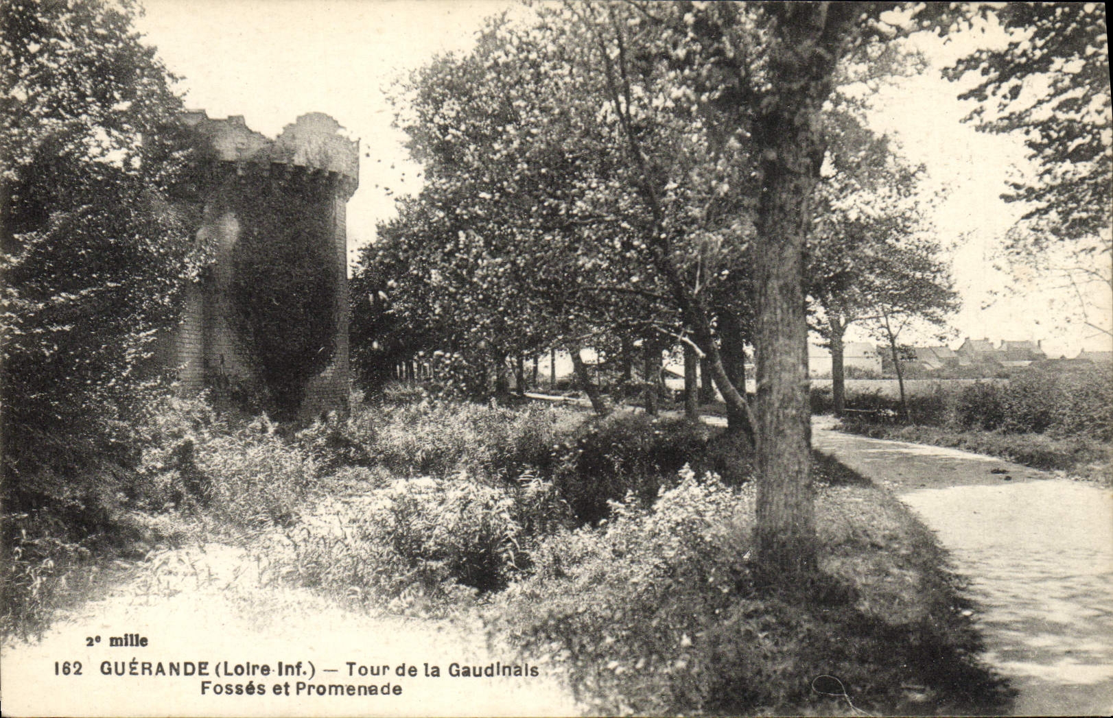 CPA Guerande Tour de la Gaudinals Fosses et Promenade
