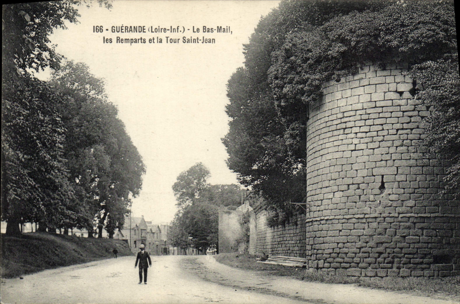 CPA Guerande Le Bas Mail les Remparts et la Tour Saint Jean