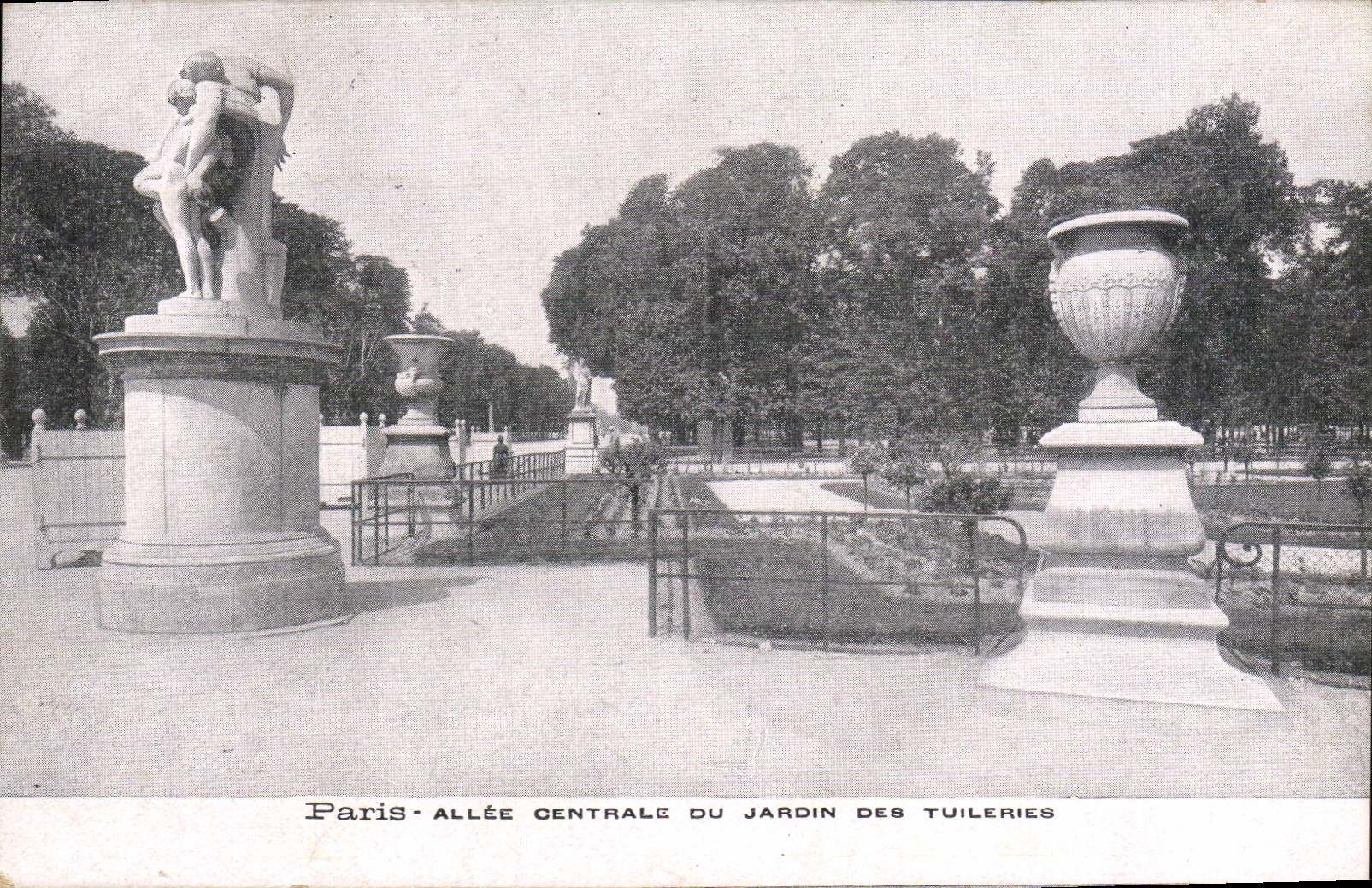 VINTAGE POSTCARD Paris Gone Central Of the Garden of Tileries