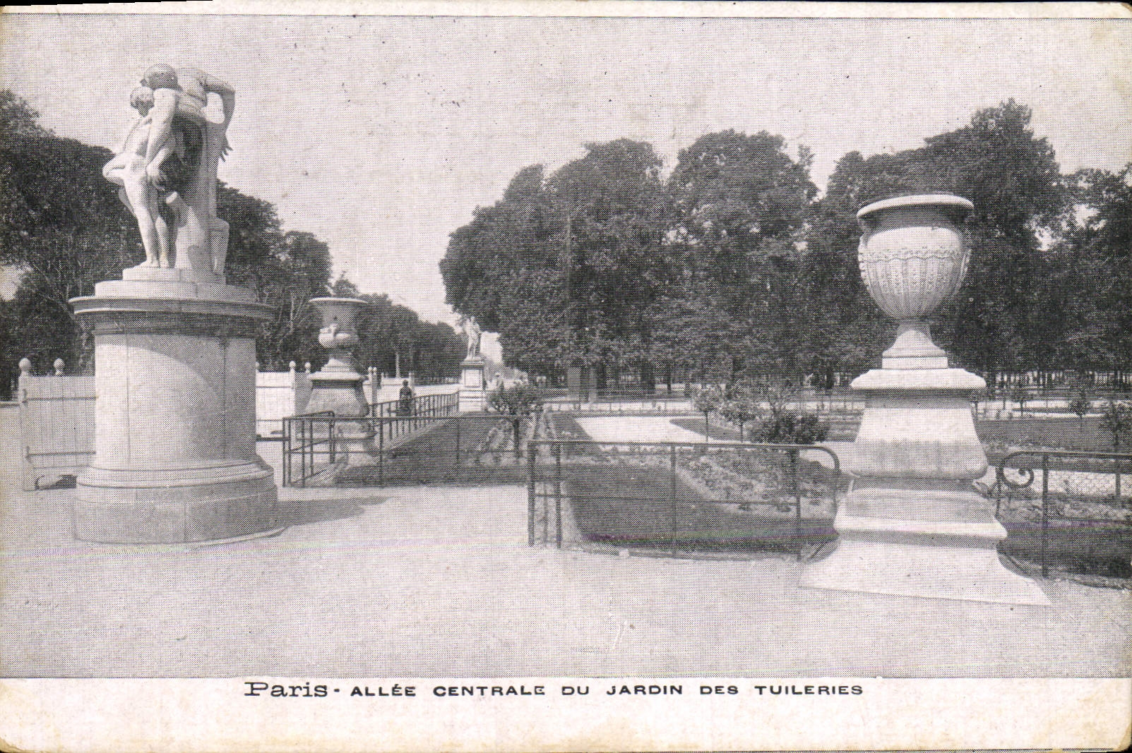 CPA Paris Allee Centrale du Jardin des Tuileries
