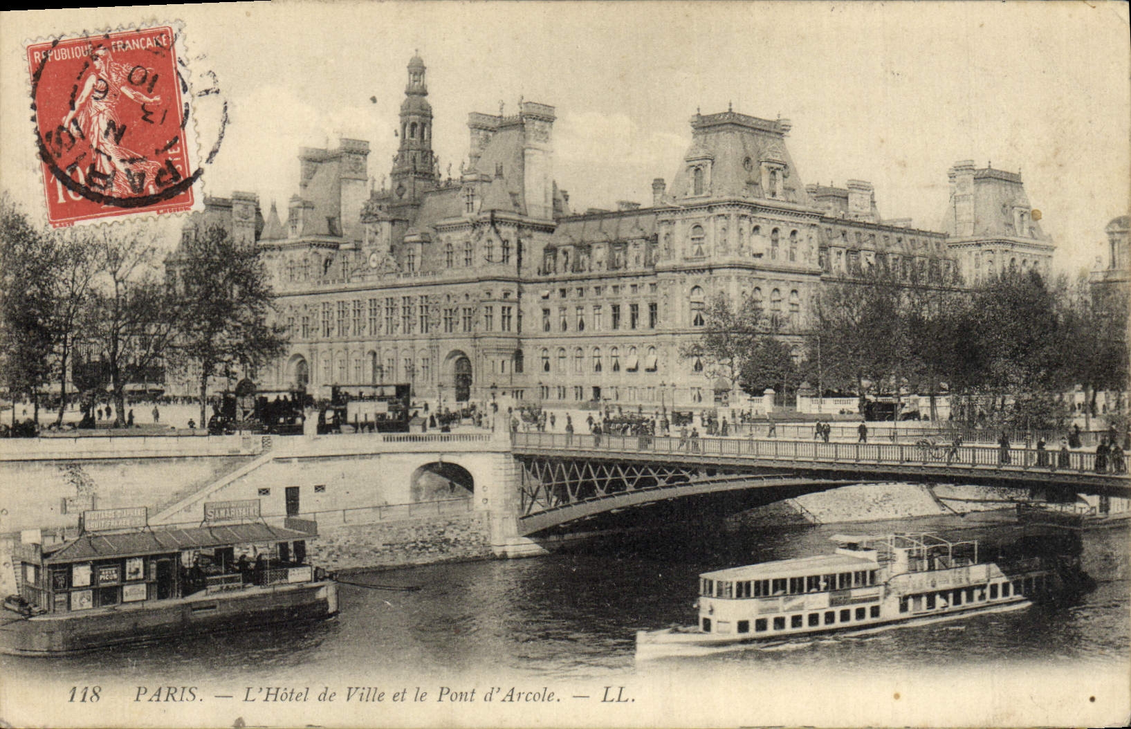 CPA Paris L'Hotel de Ville et le pont d'Arcole bateau Peniche 