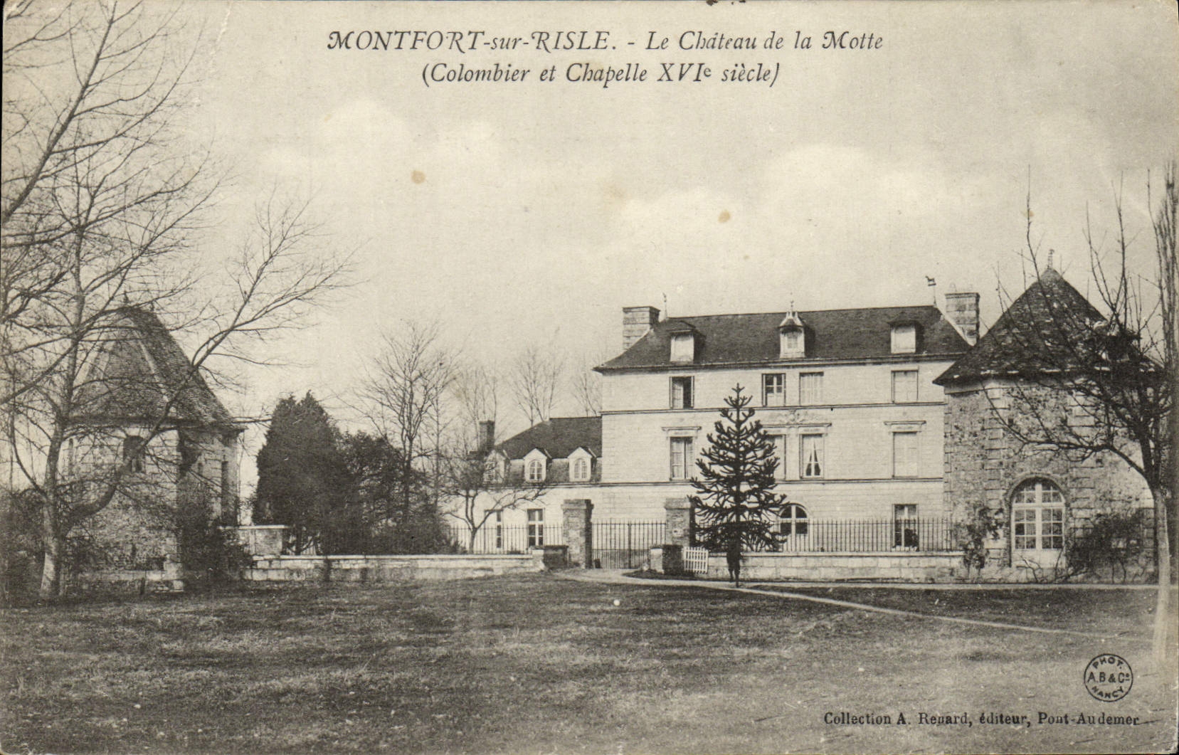CPA Montfort Sur Risle Le Chateau de la Motte Colombier et chapelle 16eme