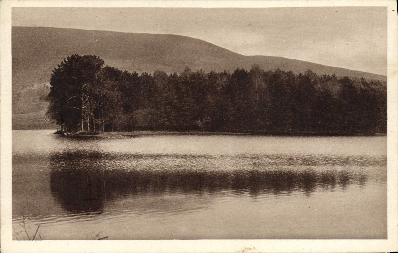 CPA La Correze Illustree Un bel etang au pied des Monedieres