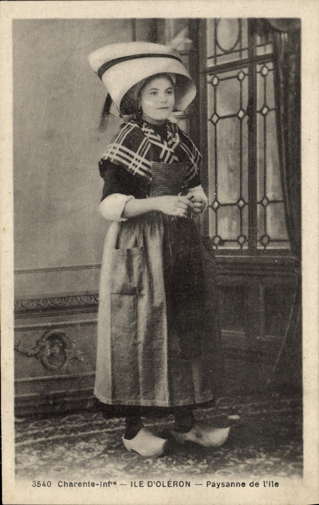 VINTAGE POSTCARD Peasant Island D' Oleron of I' the Folklore