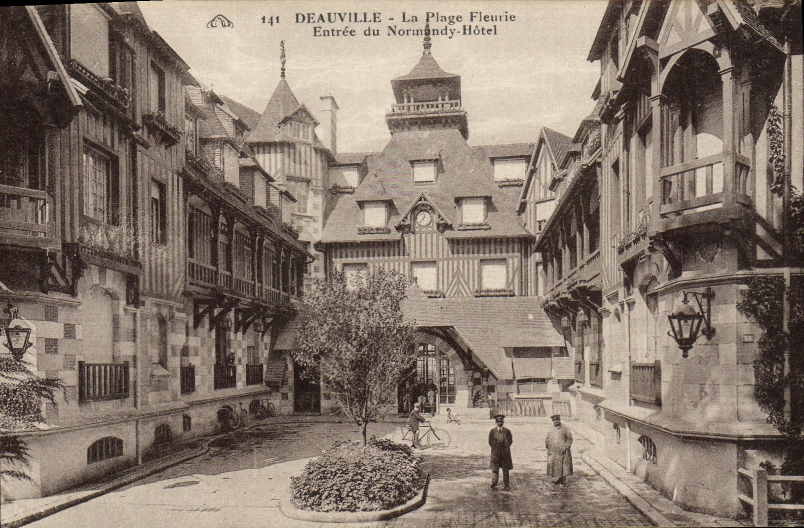 CPA Deauville La Plage Fleurie Entree du Normandy Hotel